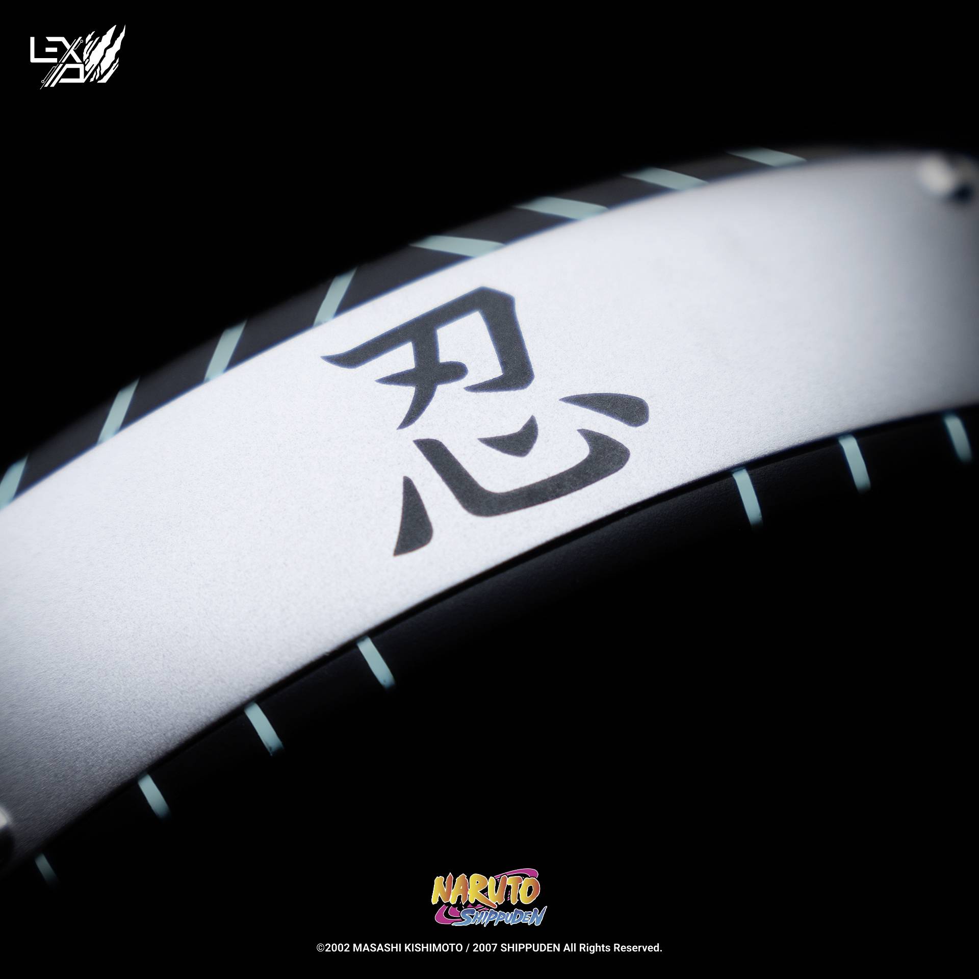 Ein Stirnband mit einem japanischen Schriftzeichen für "Ninja" in schwarzer Schrift auf silbernem Hintergrund.