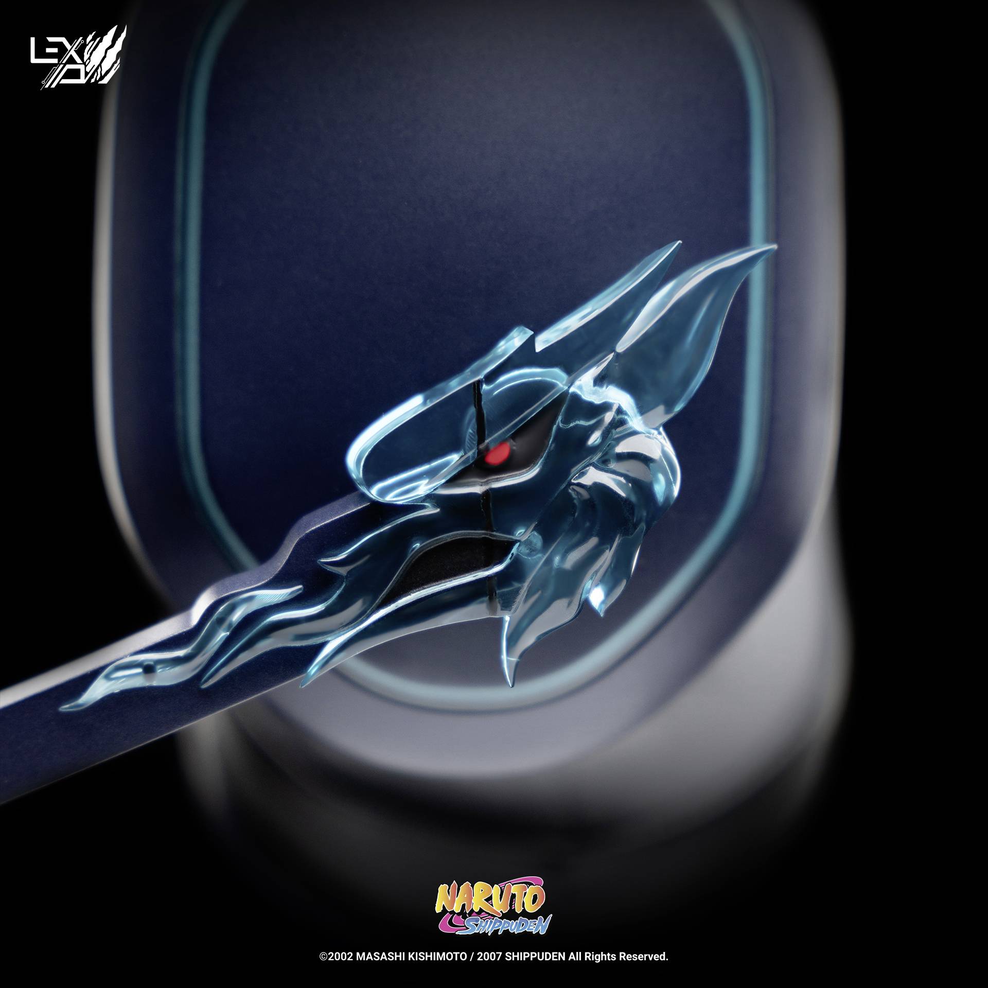 Schwert mit detaillierter, leicht durchscheinender Verzierung in einer futuristischen Umgebung. Hinweis auf eine Verbindung zu 'Naruto Shippuden'.