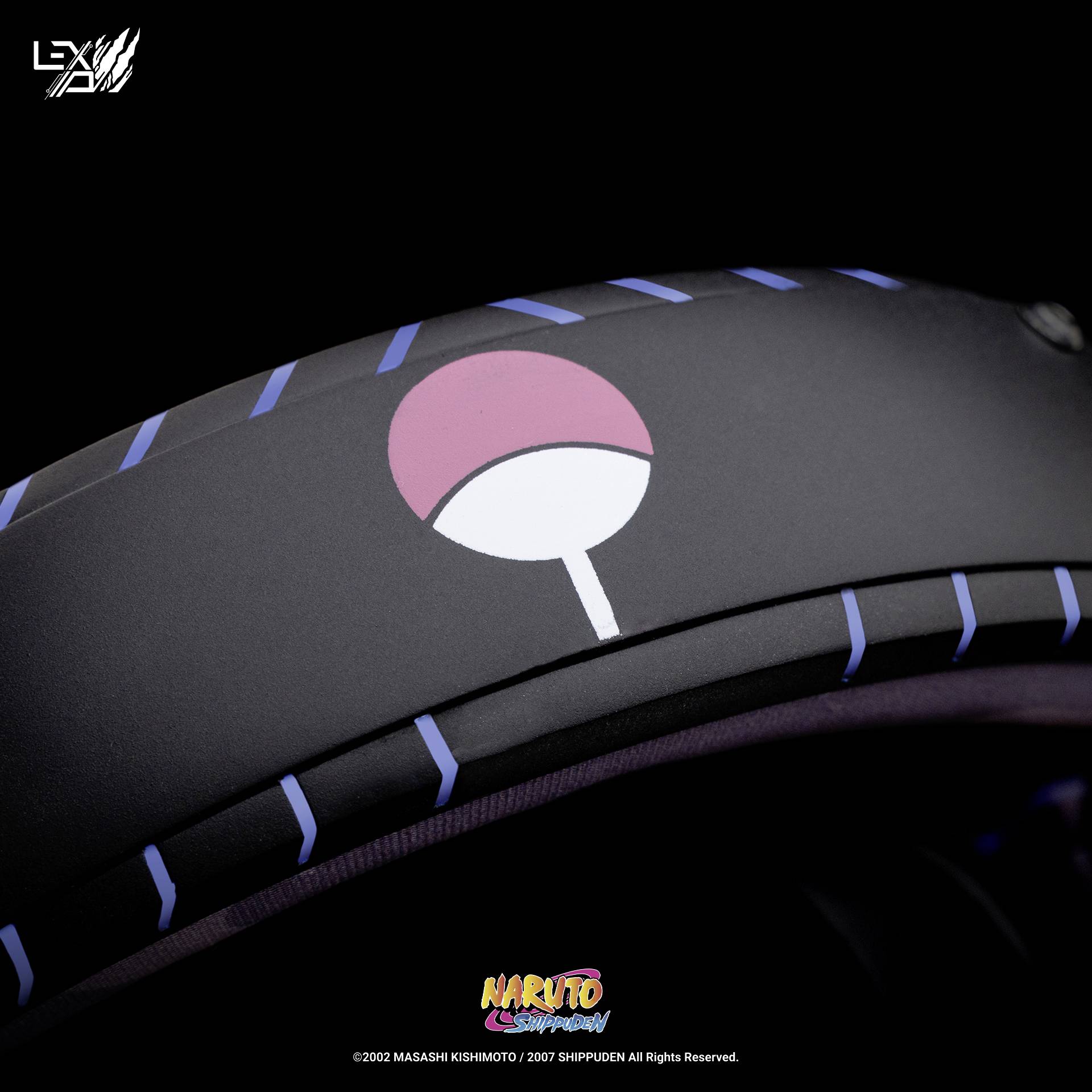 Ein schwarzer Kopfhörer mit dem Symbol eines stilisierten Fächers. 'Naruto Shippuden'-Logo und Copyright-Hinweis unten.