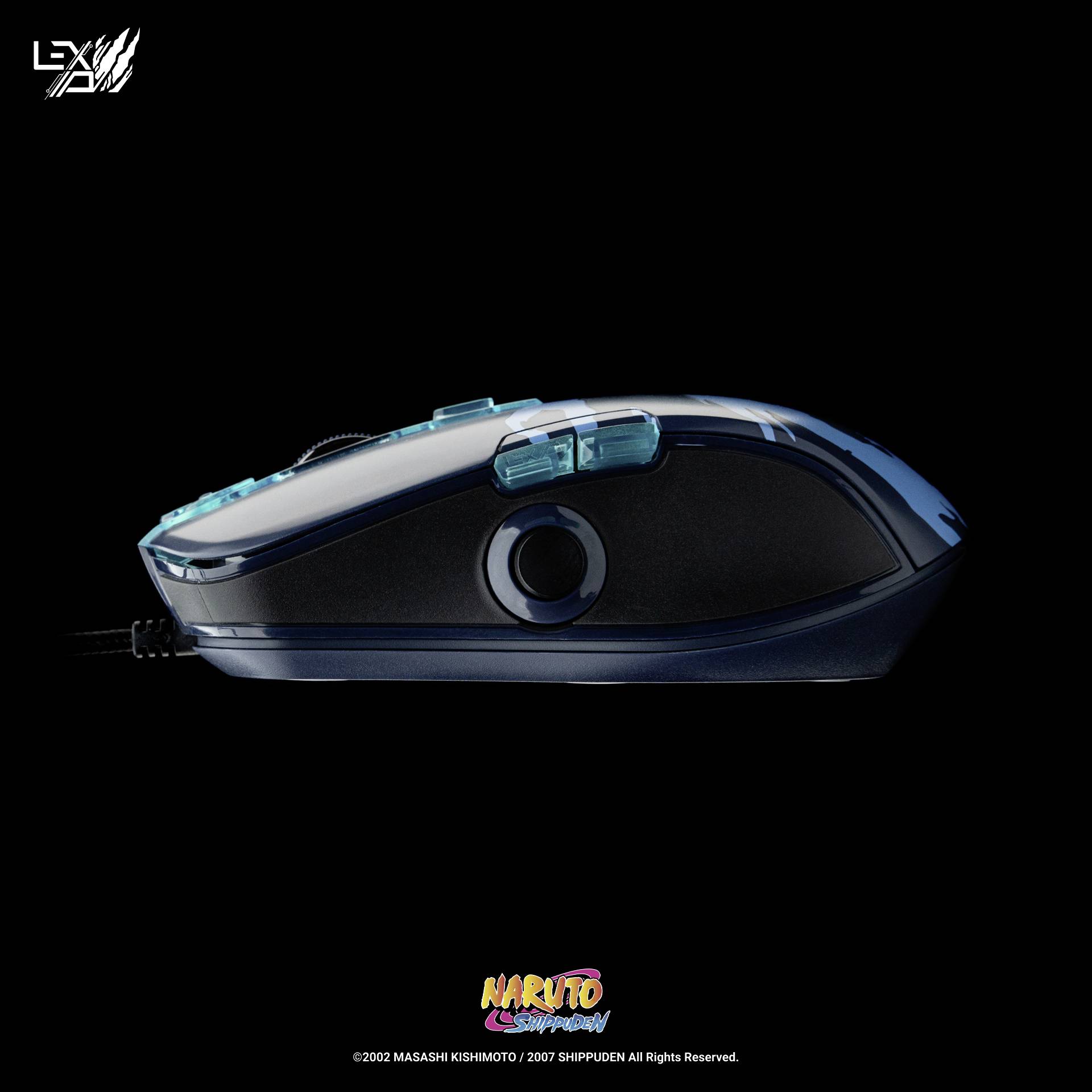 Eine Computermaus in dunklem Design, seitliche Ansicht. Auf dem Bild sind das Logo 'LEX' und der Schriftzug 'Naruto Shippuden' sichtbar.