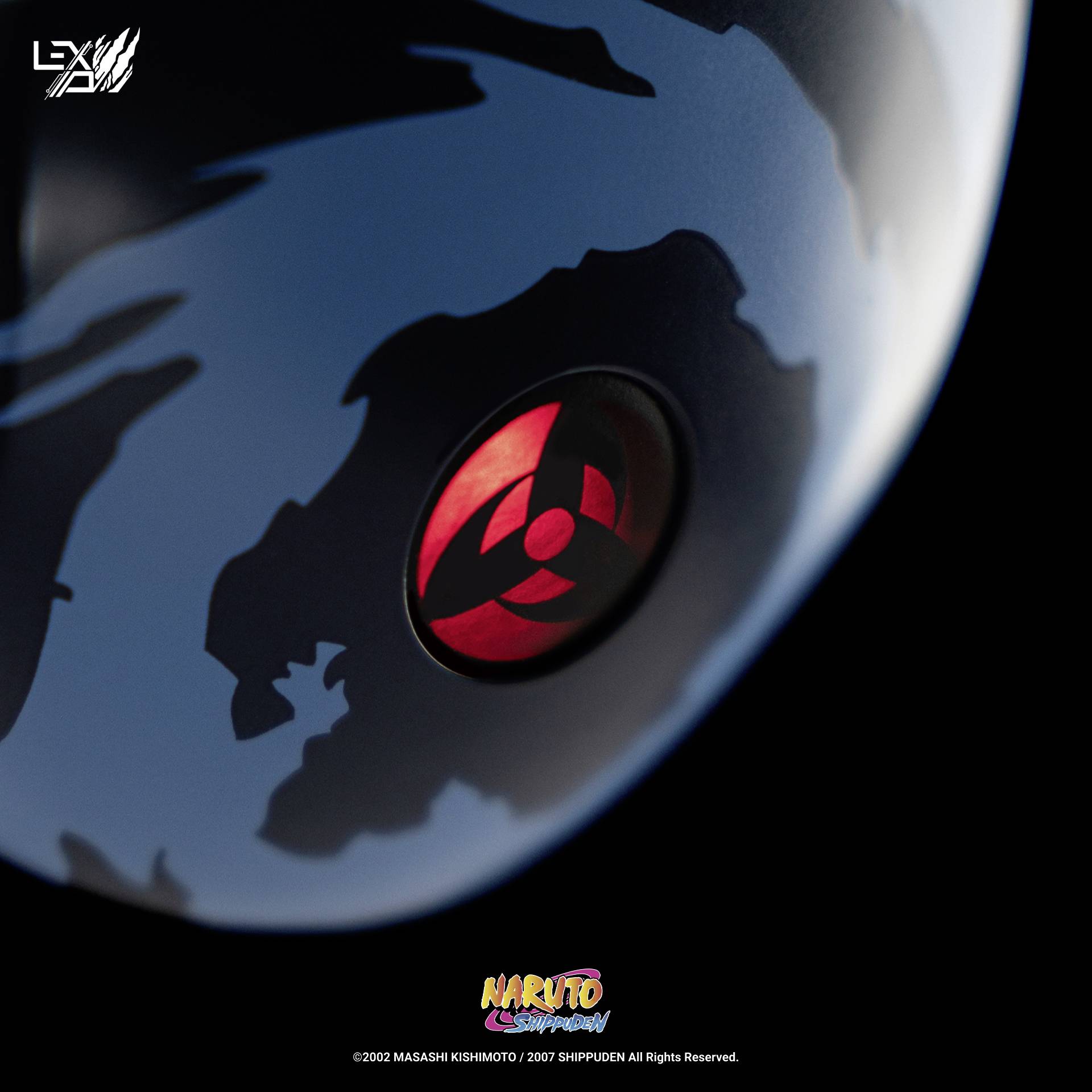 Eine stilisierte Darstellung eines Auges mit einem roten, wirbelnden Symbol, umgeben von dunkler Schattierung. Unten das Logo von 'Naruto'.