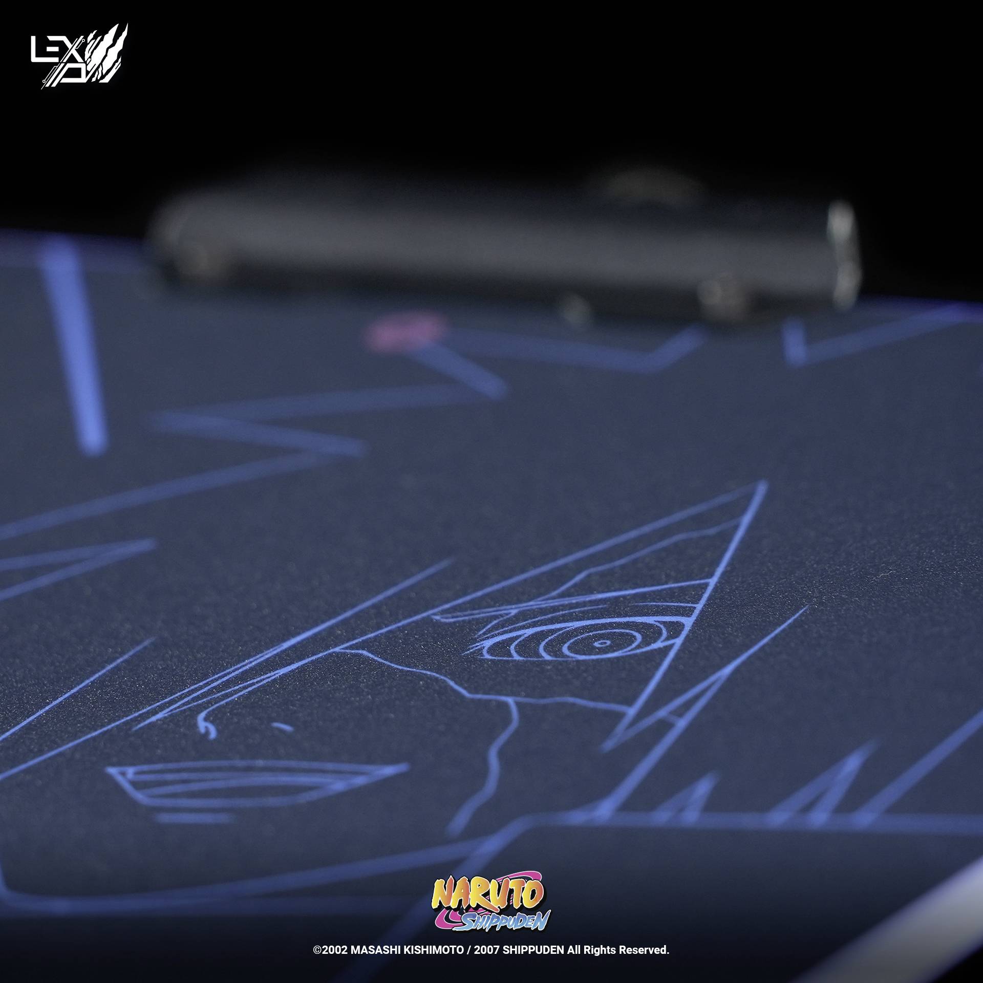 Nahaufnahme eines Posters mit stilisiertem Gesicht und geheimnisvollen Symbolen eines Anime-Charakters. Im Hintergrund unscharf.