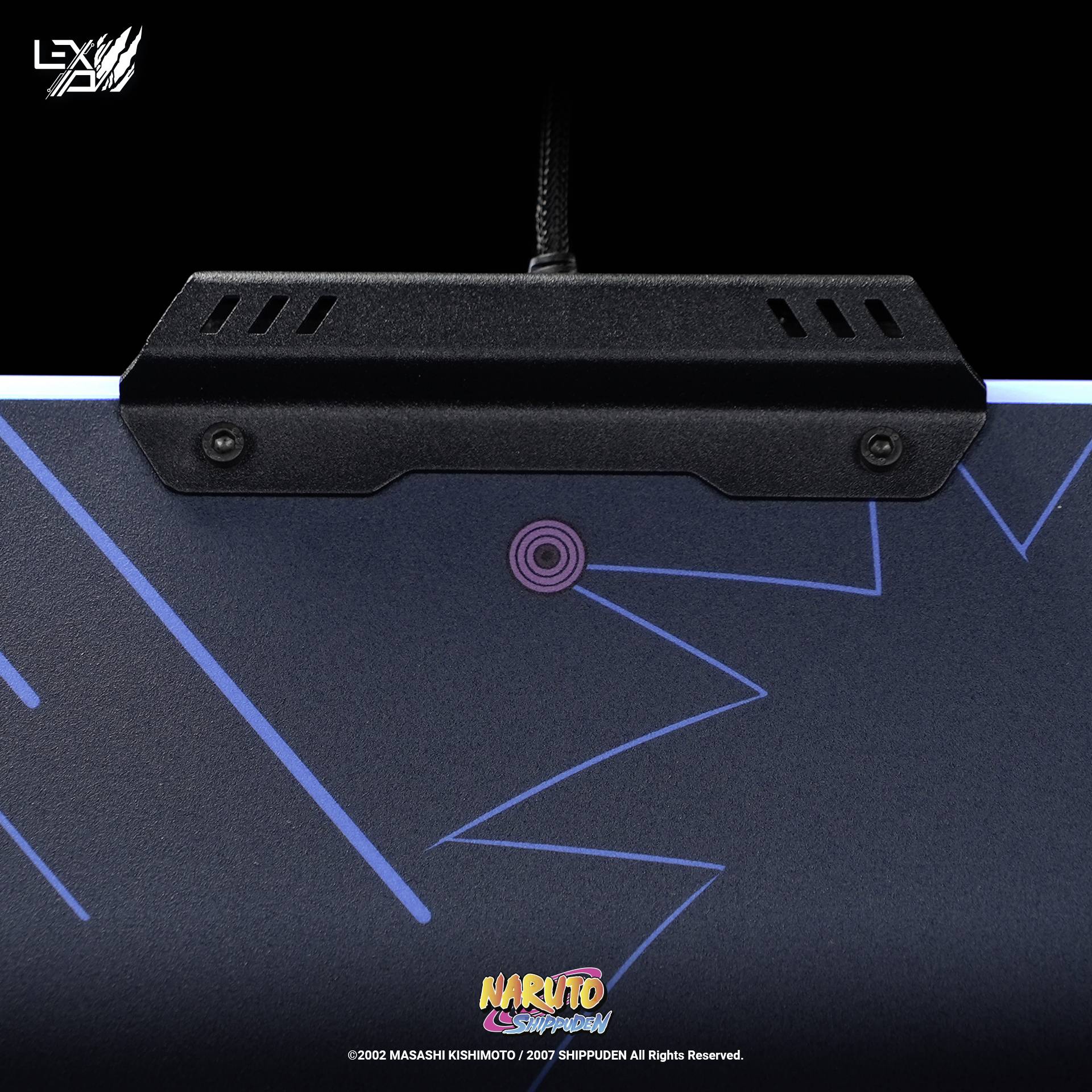 Schwarzes Gerät mit blauer Neon-Musterung und Marke 'Naruto Shippuden' unten. Oben befindet sich ein schwarzes Bauteil mit Kabel.