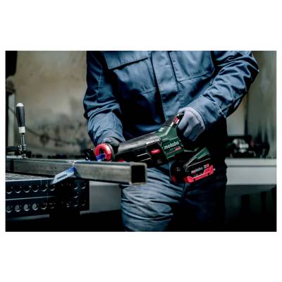 Eine Person in Schutzkleidung bedient eine Kreissäge und schneidet in einer Werkstatt einen Metallträger, wobei Präzision und Sicherheit betont werden.