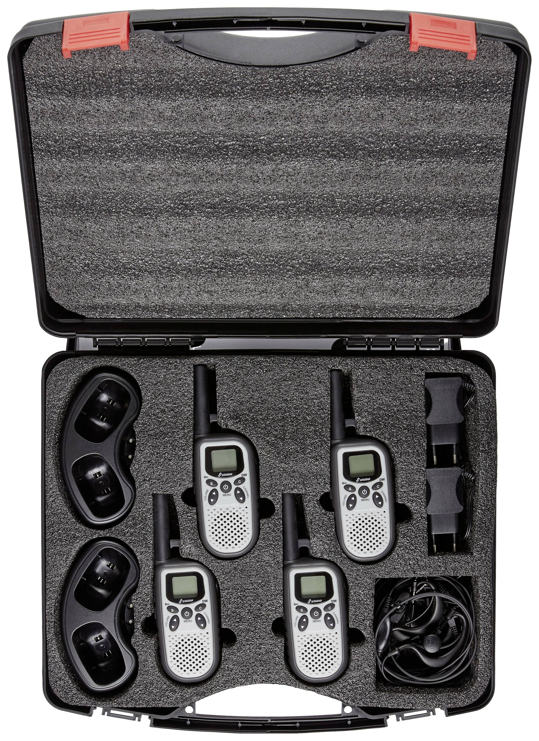 Aufbewahrungskoffer mit vier Funkgeräten, Ladegerät und Zubehör in ausgesparter Schaumeinlage. Geeignet für Reise oder Outdoor-Aktivitäten.