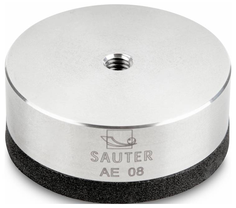 Runde, silberne Metallgewichtsaufnahme mit schwarzer Basis, beschriftet mit 'SAUTER AE 08' und eingekerbtem Schraubloch oben.