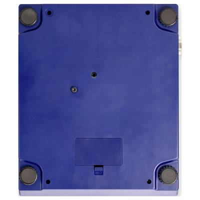 Eine blaue Geräteunterseite mit vier schwarzen gummierten Füßen und einer kleinen abnehmbaren Klappe in der Mitte.