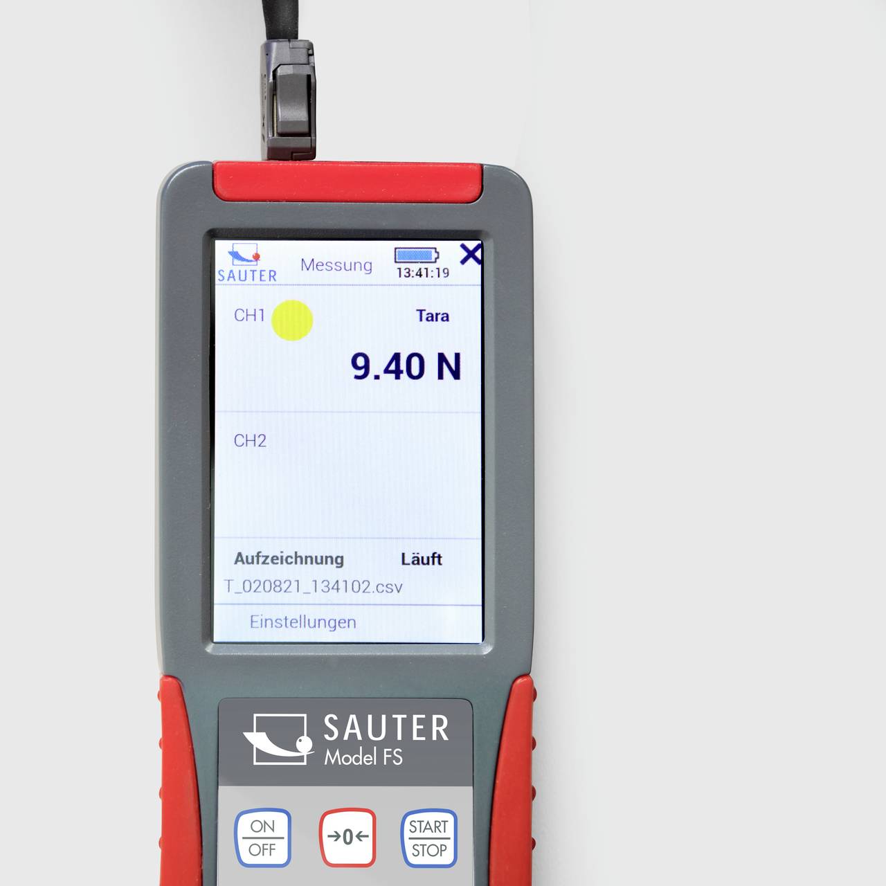 Ein Bildschirm eines Messgeräts zeigt 'SAUTER' und '9.40 N'. Die Datei 'T_020821_134102.csv' wird aufgezeichnet.