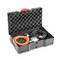 Offener, schwarzer Koffer mit Schaumstoffeinlage. Enthält zwei Spulen von Kabeln, eines orange, das andere schwarz, mit Anschlüssen.