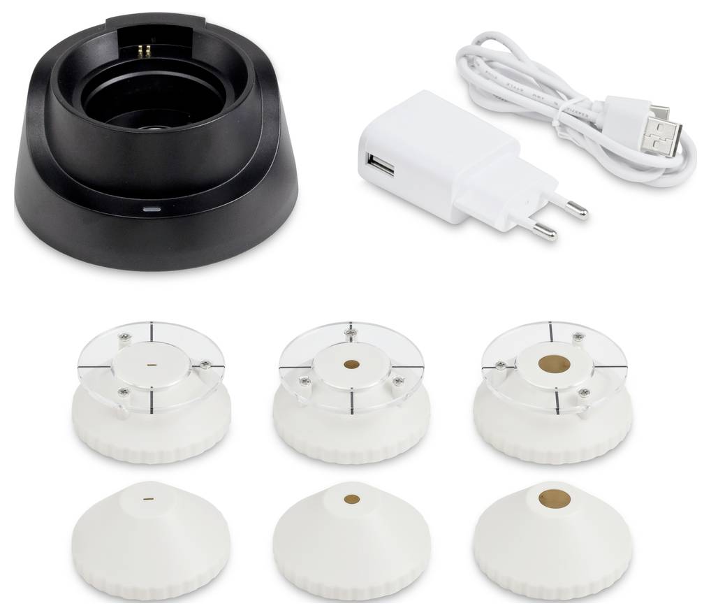 Verschiedene Zubehörteile eines Kaffeezubereitungssystems: Eine schwarze Basis, ein Ladegerät mit Kabel, vier weiße Aufsätze.