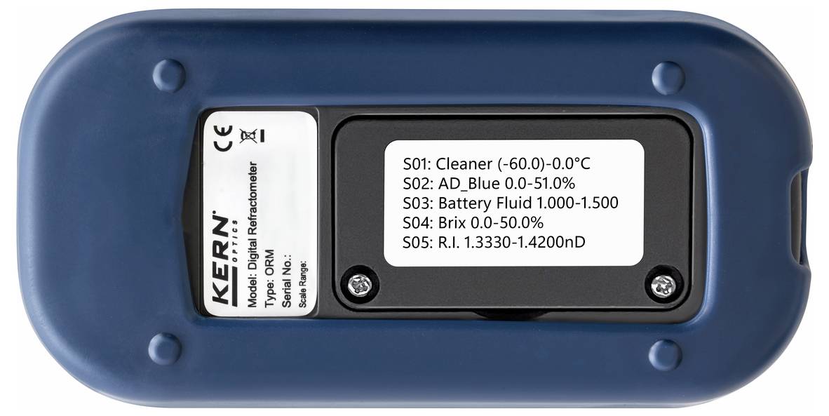 Blaues Handgerät mit Etikett, das Messbereiche für verschiedene Substanzen zeigt, z.B. 'Cleaner -60.0-0.0 °C', 'AD Blue 0.0-51.0%'.