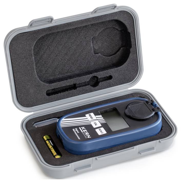 Tragbares Glanzmessgerät in offenem grauem Koffer, zeigt ein Display, Bedientasten und Batteriefach. Enthält auch Batterien.