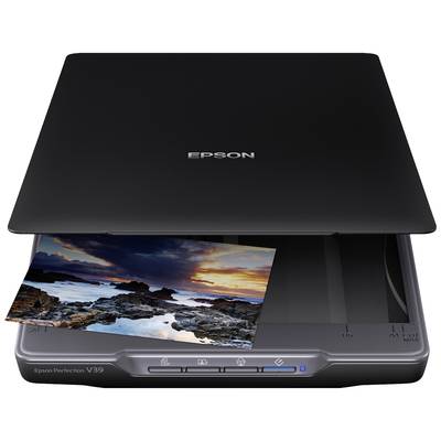 Ein Flachbettscanner digitalisiert ein Foto von einer Küstenlandschaft bei Sonnenuntergang. Modell: Epson Perfection V39.