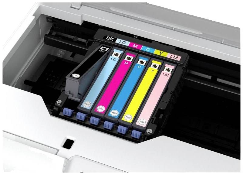 Ein Drucker mit geöffneter Abdeckung zeigt sechs Tintenpatronen in den Farben Schwarz, Blau, Magenta, Gelb und zwei weitere.