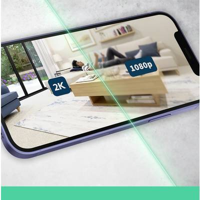Ein Smartphone-Display zeigt einen Raum in zwei Auflösungen, links '2K' und rechts '1080p', was die Bildqualität vergleicht.