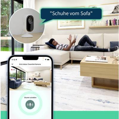Ein Mann liegt auf einem Sofa und sieht auf ein Handy. Text in einer Sprechblase: 'Schuhe vom Sofa'. Auf dem Handy ist die Kameraperspektive des Raums zu sehen.