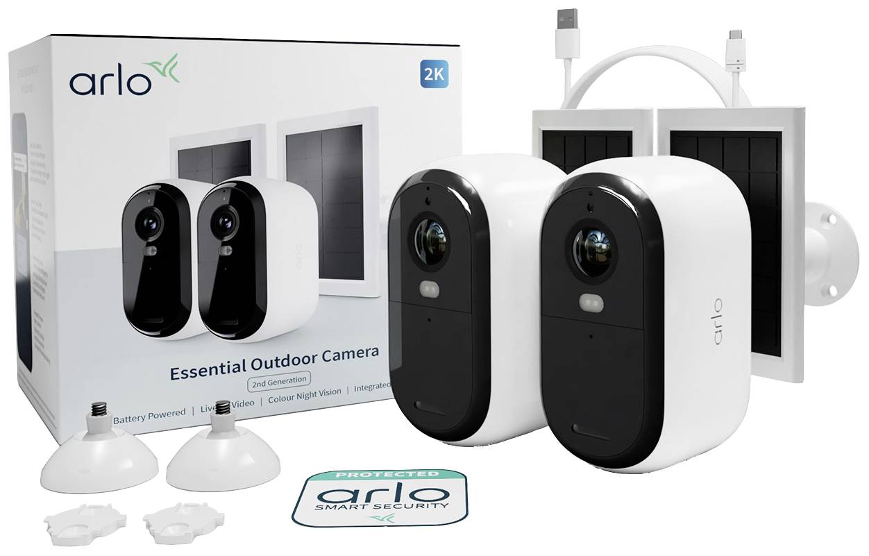 Zwei 'Arlo Essential Outdoor Cameras' mit Solarladekabeln und Zubehör vor der Produktverpackung, die Kameras im Freien abbildet.