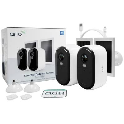 Zwei 'Arlo Essential Outdoor Cameras' mit Solarladekabeln und Zubehör vor der Produktverpackung, die Kameras im Freien abbildet.