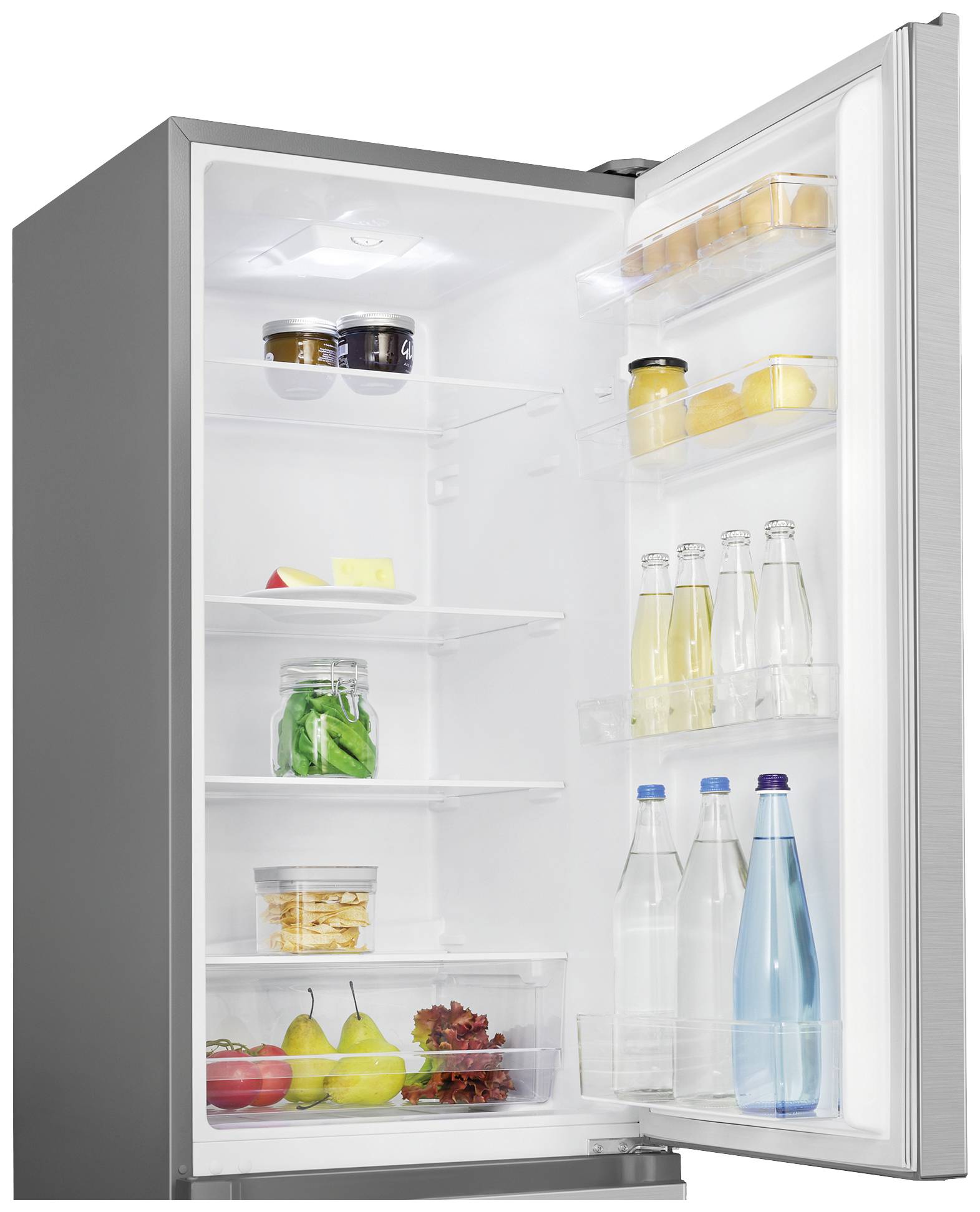 Ein silberner Kühlschrank mit geöffneter Tür, zeigt Innenraum mit Gläsern, Flaschen und Obst. Hauptfächer: Flaschen links, Gemüse und Aufbewahrung rechts.