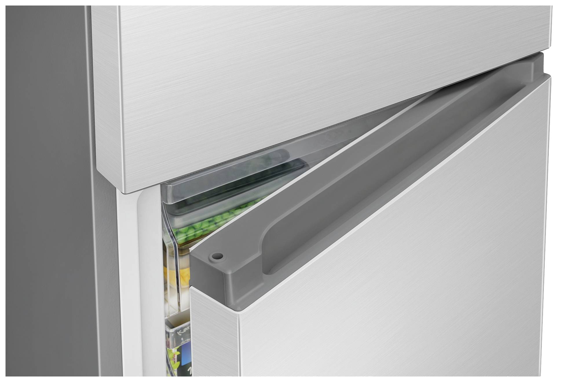 Ein offener Kühlschrank mit sichtbaren Lebensmitteln in der Türablage, darunter verpacktes Gemüse und Behälter.