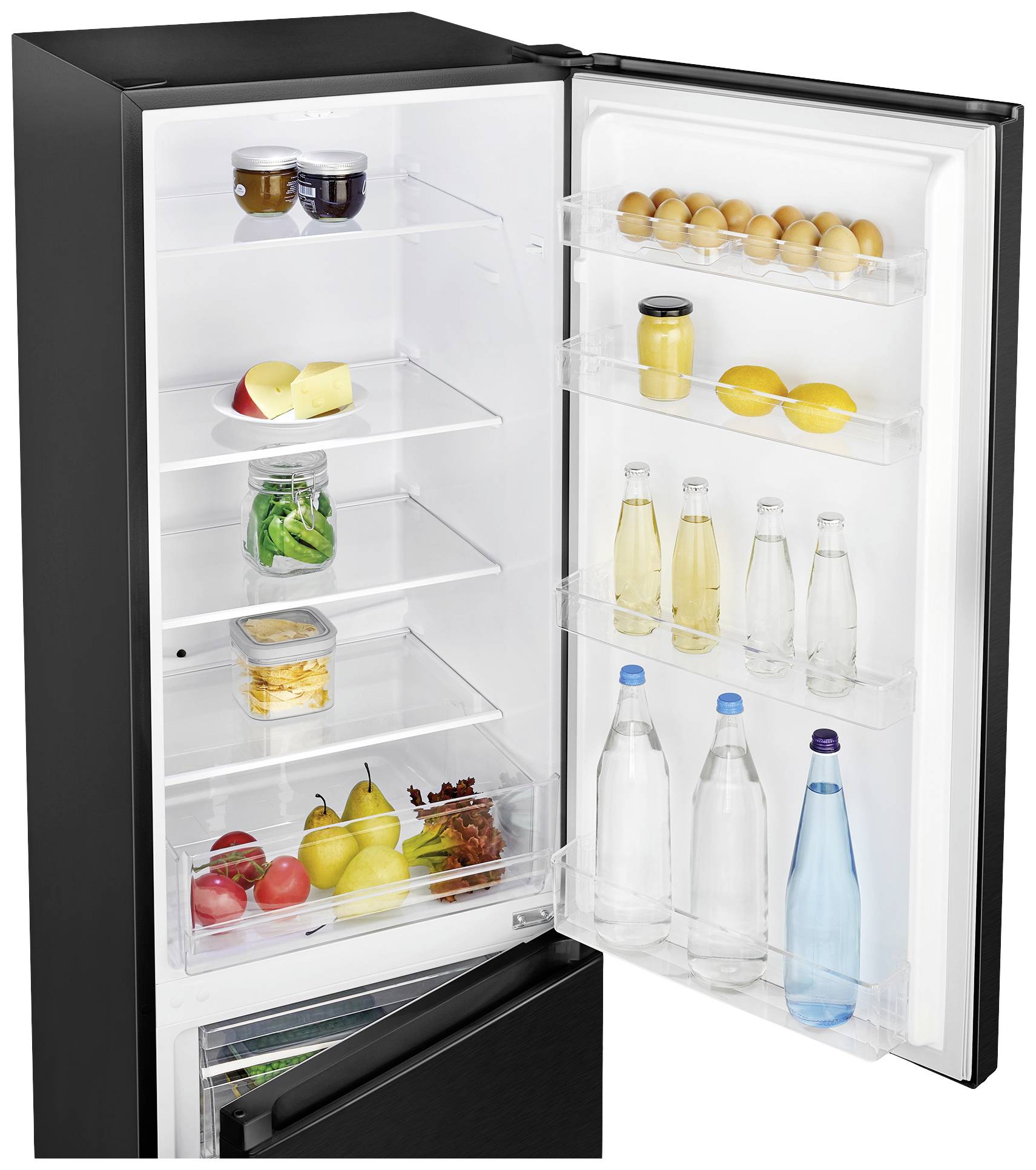 Ein geöffneter Kühlschrank zeigt links Regale mit Gemüse, Butter und Joghurt; rechts Flaschen, Eier und Zitronen in der Tür.