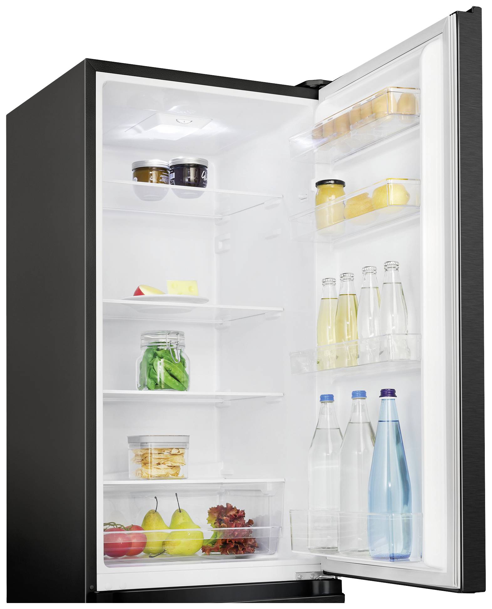 Ein geöffneter Kühlschrank mit Getränken in den Türen, Gläsern und Behältern auf den Regalen sowie Obst und Gemüse in der Schublade.