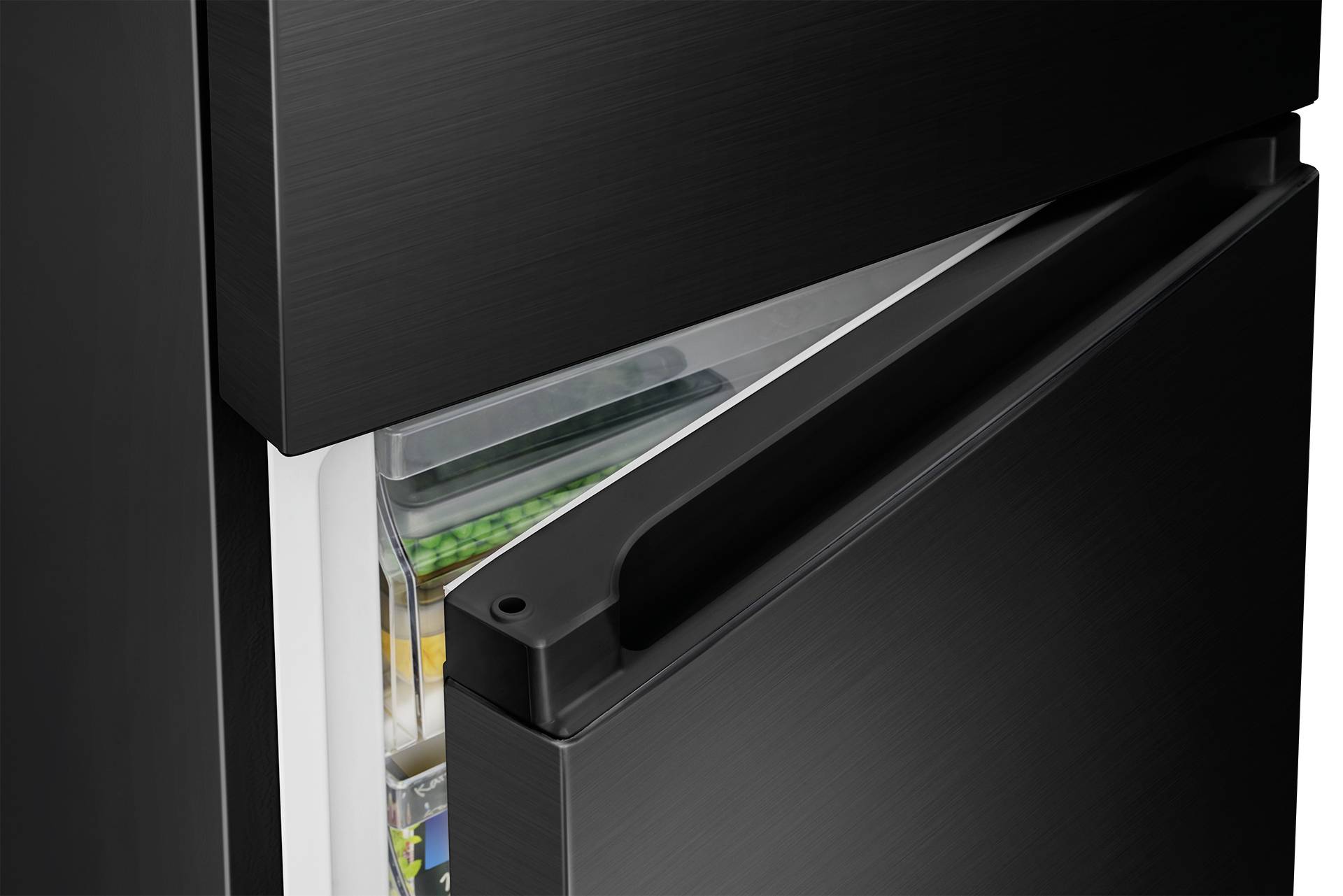 Ein schwarzer Kühlschrank mit leicht geöffneter Tür, die einen Blick auf Gefriergut und Gemüse im Inneren gewährt.