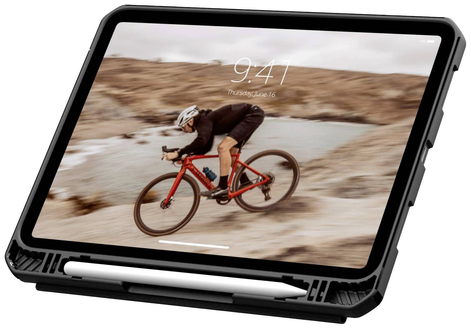 Ein Mann fährt schnell mit einem Fahrrad über eine raue, bergige Landschaft. Auf dem Bildschirm des Tablets wird die Uhrzeit 9:41 angezeigt.