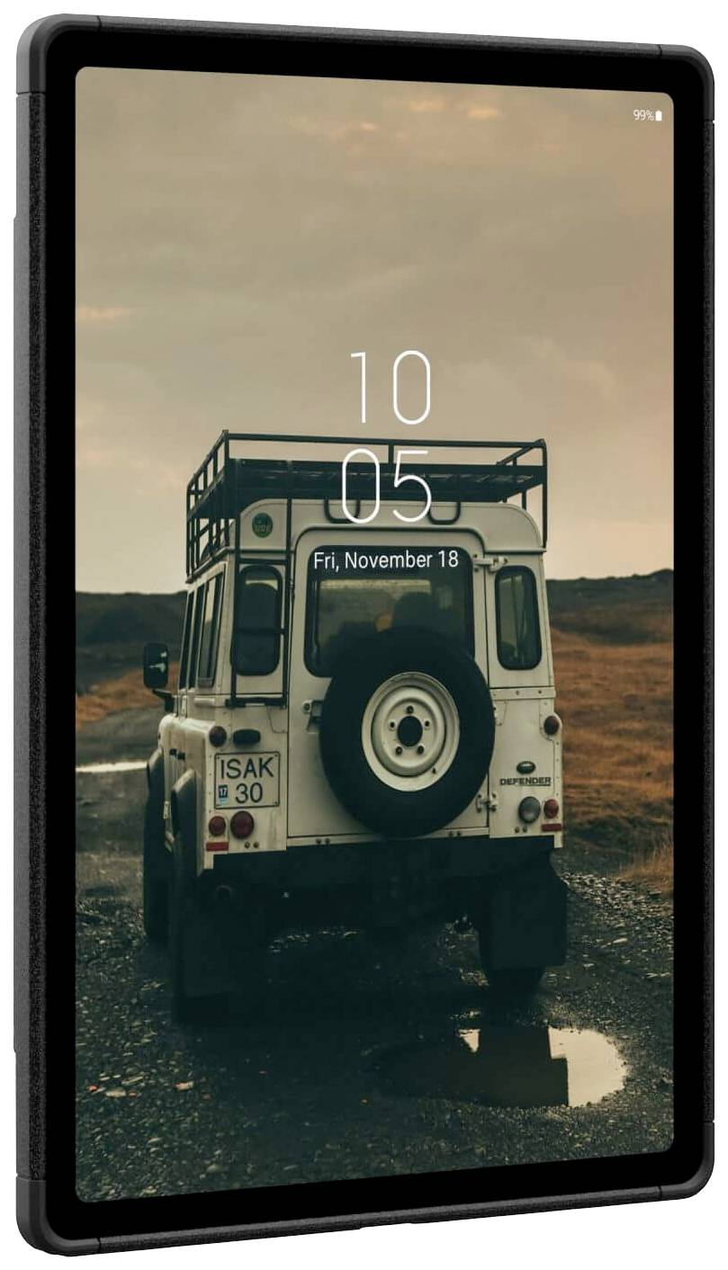 Ein Geländewagen steht auf einem nassen Feldweg unter bewölktem Himmel. Die Uhrzeit '10:05' und Datum 'Fr., 18. November' sind auf dem Bildschirm zu sehen.