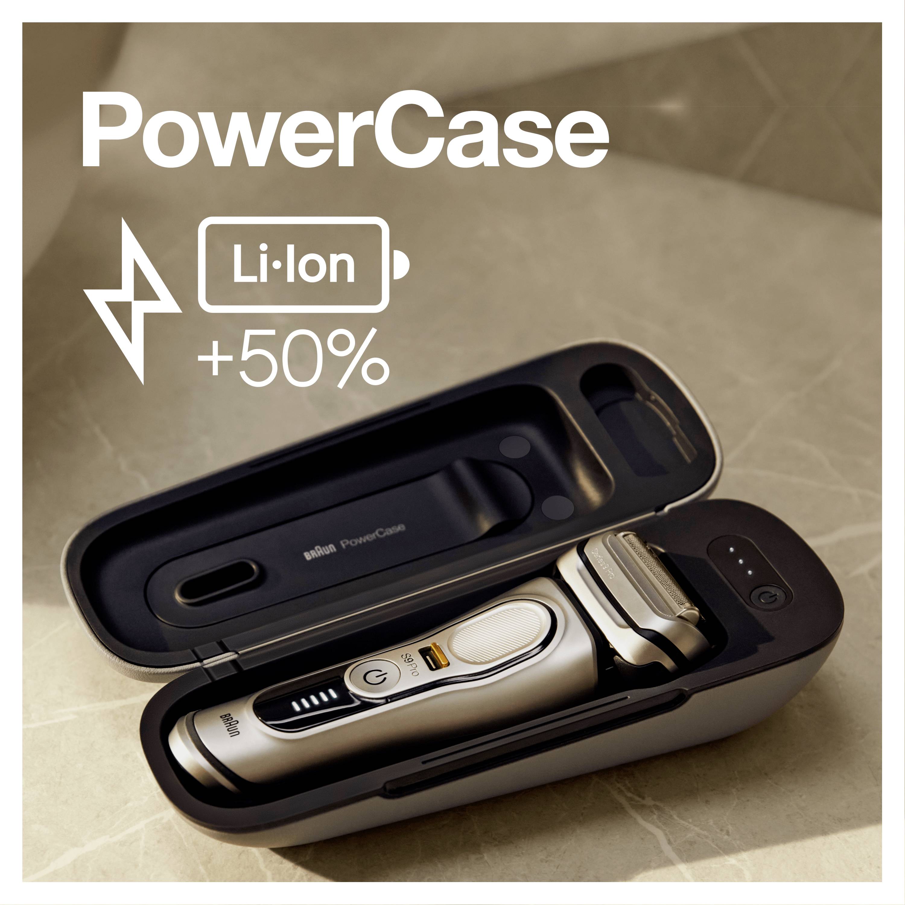 Elektrorasierer in einem PowerCase mit 'Li-Ion +50%' Text. Das Gehäuse ist schwarz, der Rasierer silbern und modern gestaltet.