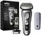 Elektrorasierer Braun Series 9 Pro abgebildet mit Verpackung, Reinigungsstation und Ladekoffer. Text auf der Verpackung: 'Braun's Best Shave'.