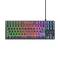 Schwarze Gaming-Tastatur mit RGB-Beleuchtung, die in Regenbogenfarben leuchtet. Kompakt mit Nummernblock und Funktionstasten.