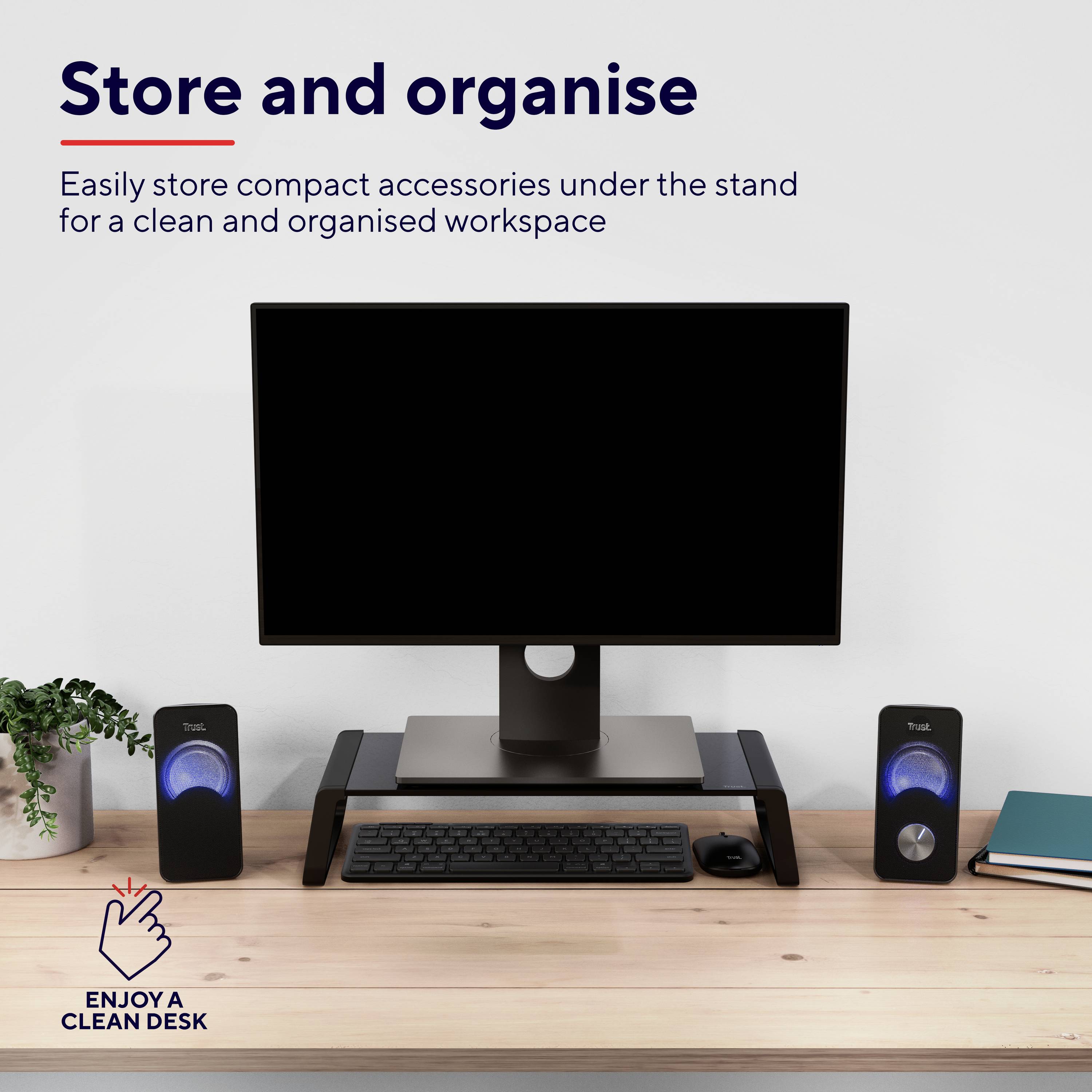 Ein Computerbildschirm auf einem Schreibtisch mit Lautsprechern, Tastatur und Pflanzen. Text sagt: 'Store and organise'.