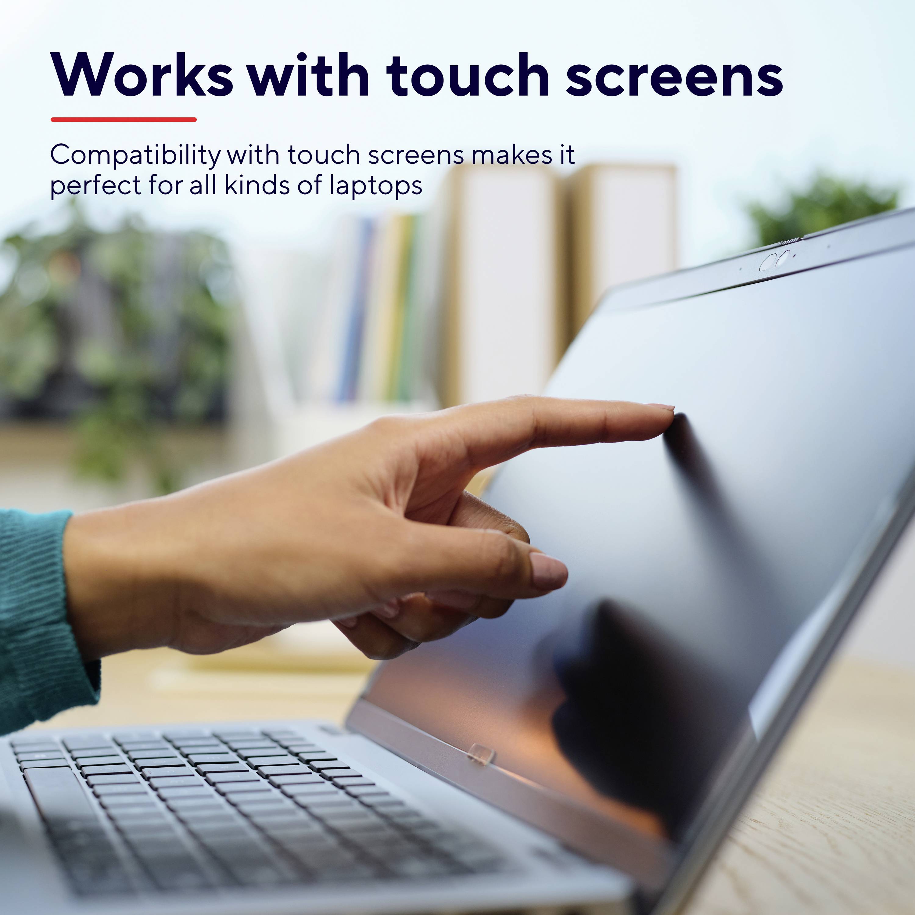 Hand einer Person berührt den Bildschirm eines Laptops. Text oben: 'Works with touch screens'. Bücher im Hintergrund.
