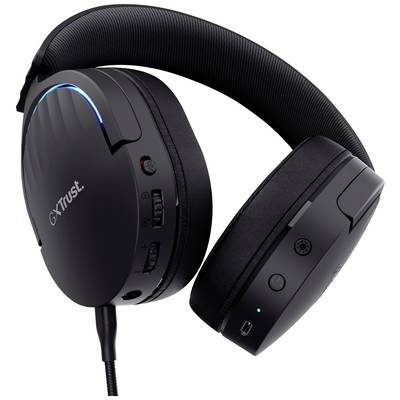 Ein schwarzes Gaming-Headset mit blauen Akzenten, mehreren Tasten und einem USB-Anschluss an der Seite für Steuerung und Anschluss.