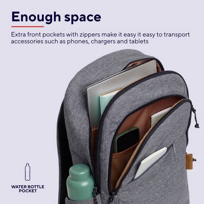 Ein grauer Rucksack mit offener Fronttasche zeigt Fächer für Handy, Notizbuch, Stifte und Wasserflasche, ideal für Organisation.