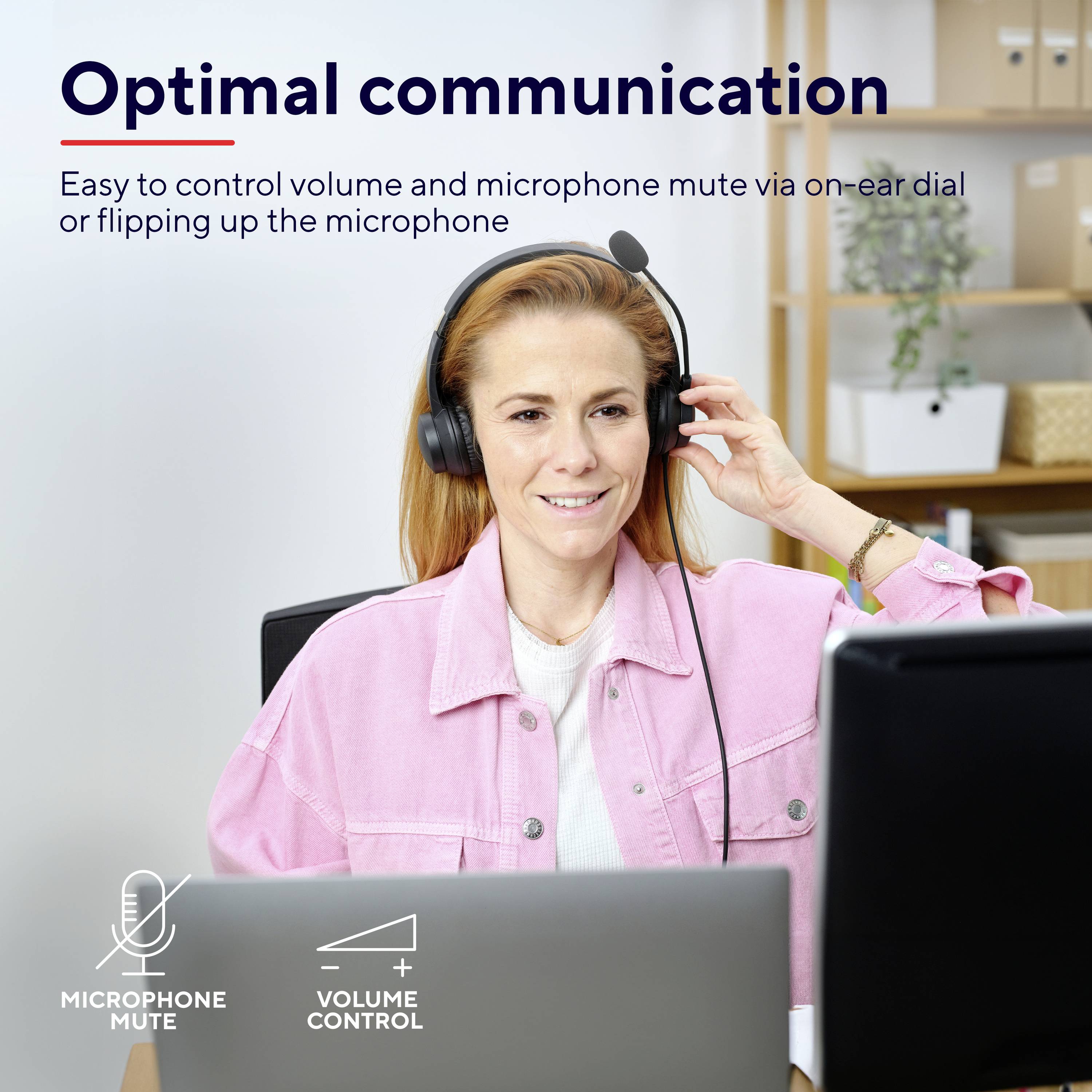 Frau mit Kopfhörern am Laptop telefoniert, lächelt und berührt Bedienelement am Kopfhörer. Text: 'Optimal communication'.