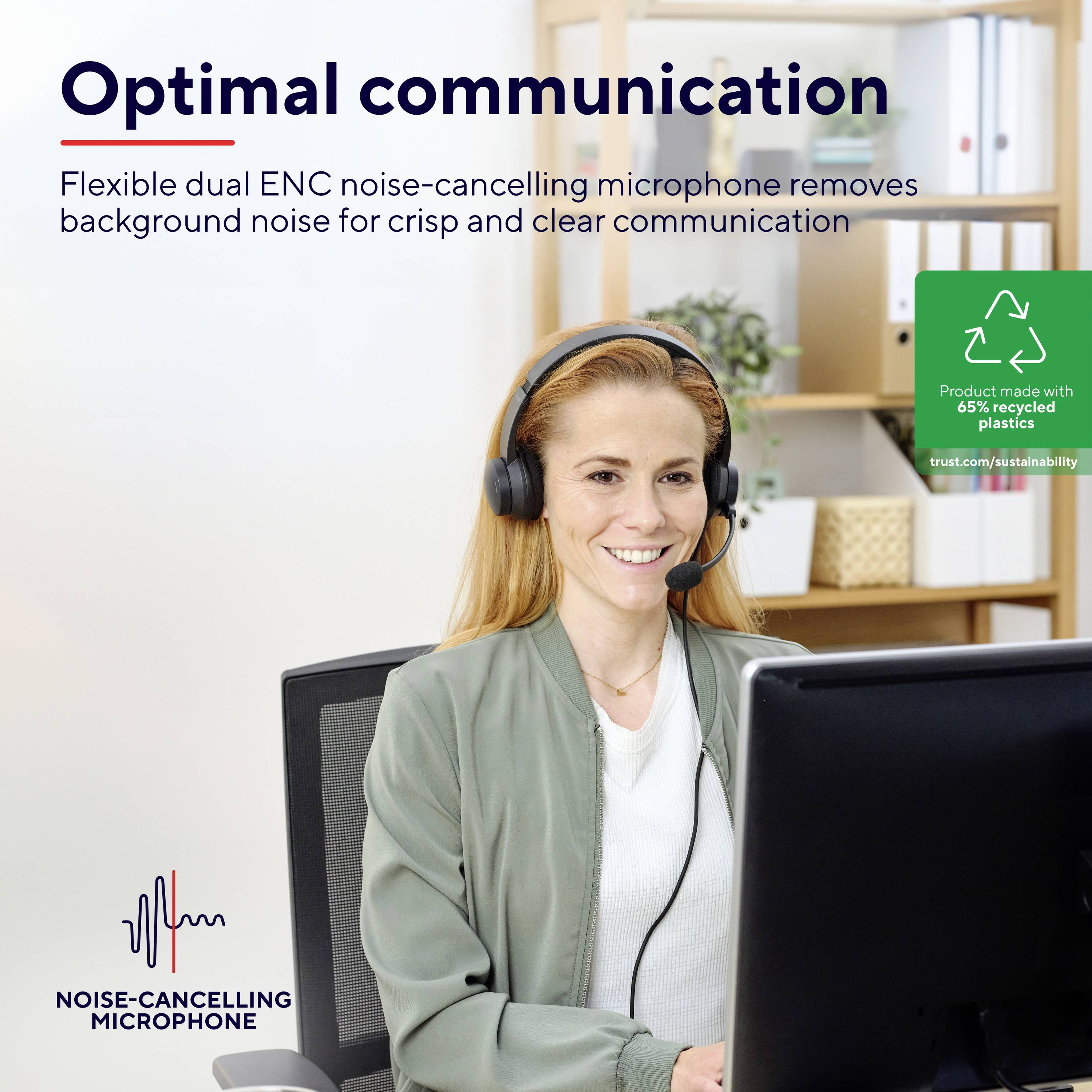 Frau mit Kopfhörern vor Computer lächelt. Text betont optimale Kommunikation durch Noise-Cancelling-Mikrofon. Produkt ist nachhaltig.
