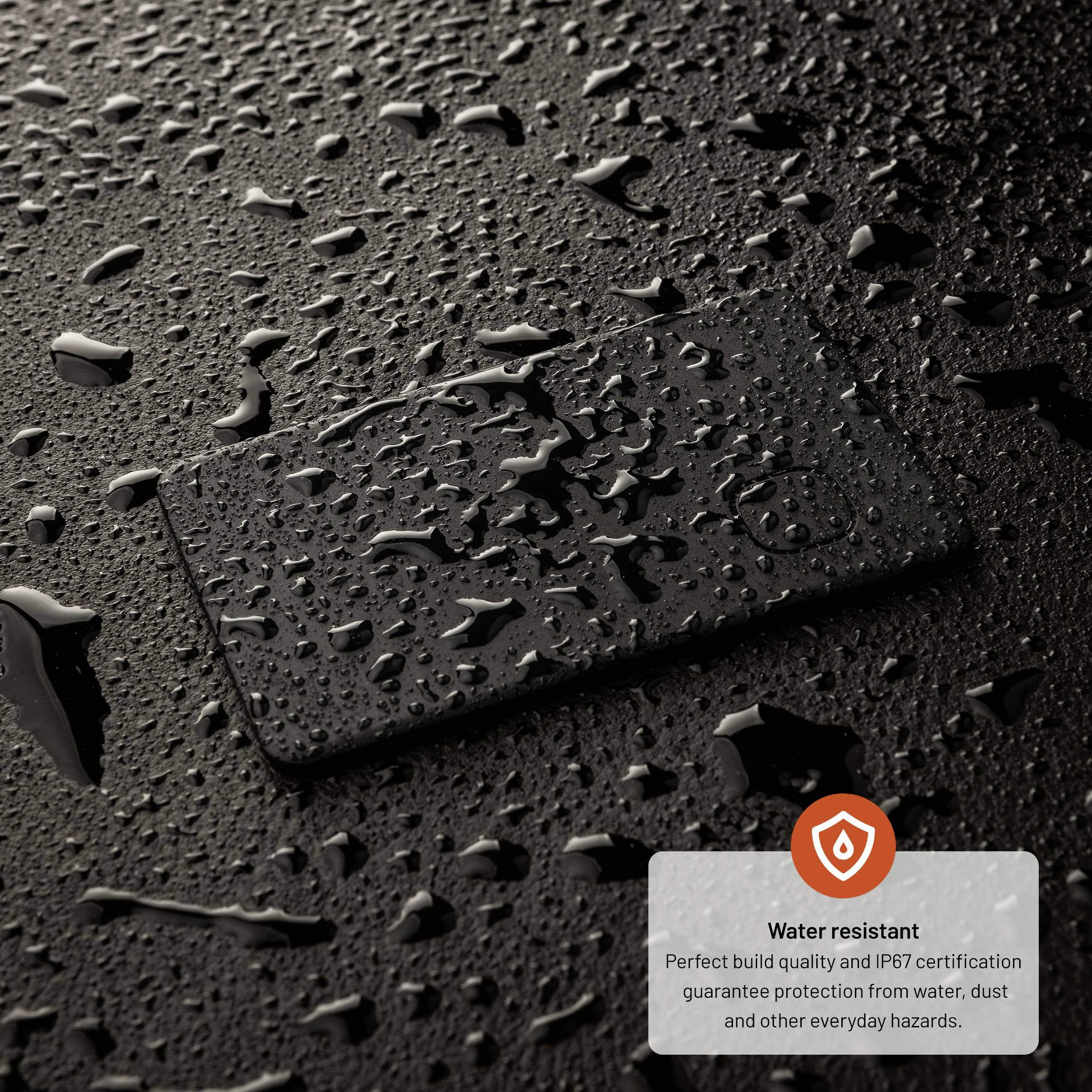 Eine nasse, schwarze Oberfläche zeigt ein flaches Rechteck mit Wassertropfen. Text: 'Water resistant. Perfect build quality and IP67 certification guarantee protection from water, dust and other everyday hazards.'
