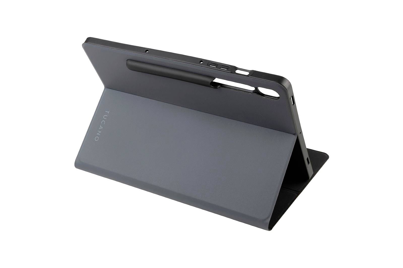 Ein Tablet steht in einem Aufsteller, leicht seitlich geneigt. Es ist in einem schützenden Gehäuse eingeschlossen.