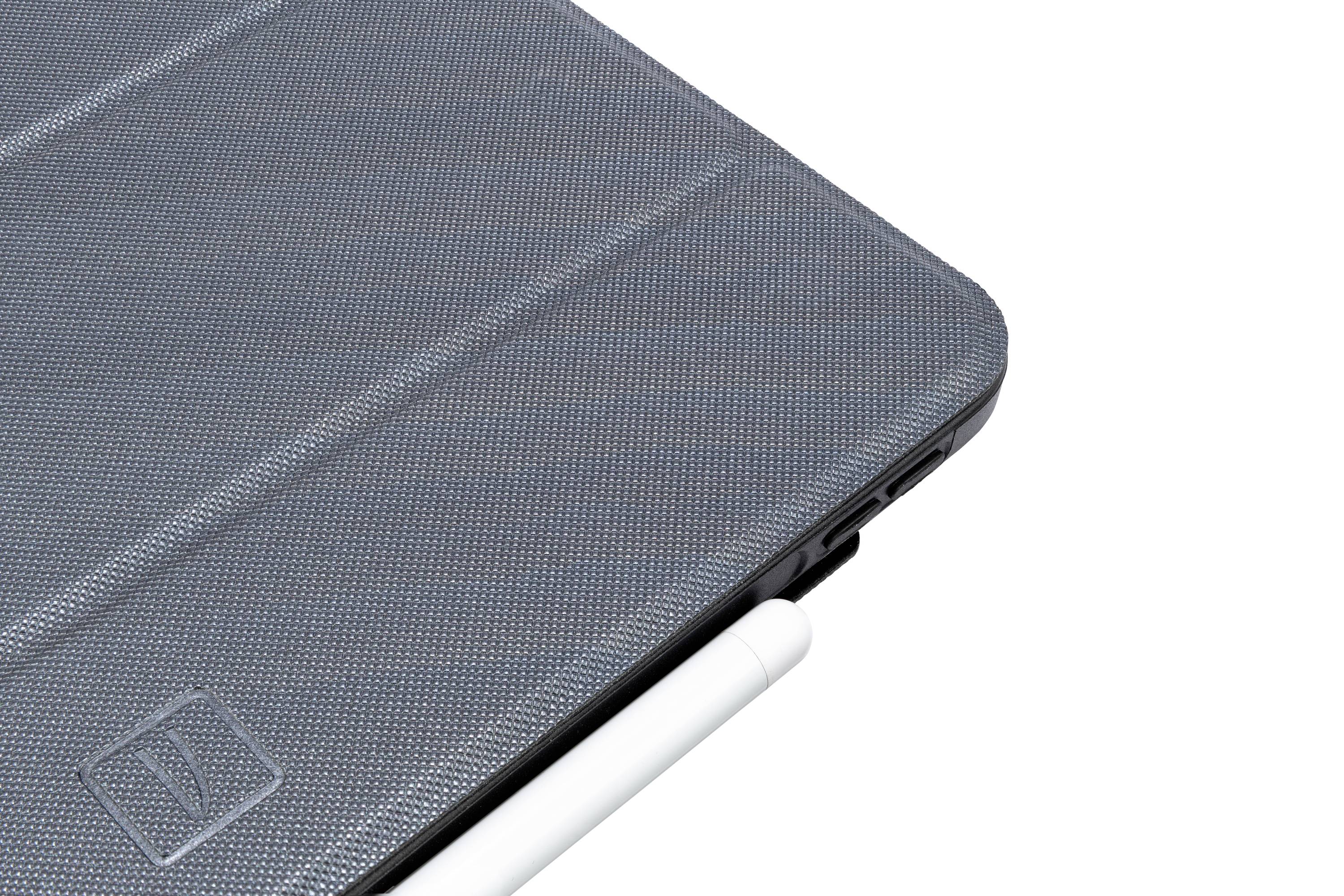 Graue Hülle eines Tablets mit einem weißen Stift, der seitlich befestigt ist, auf weißem Hintergrund.