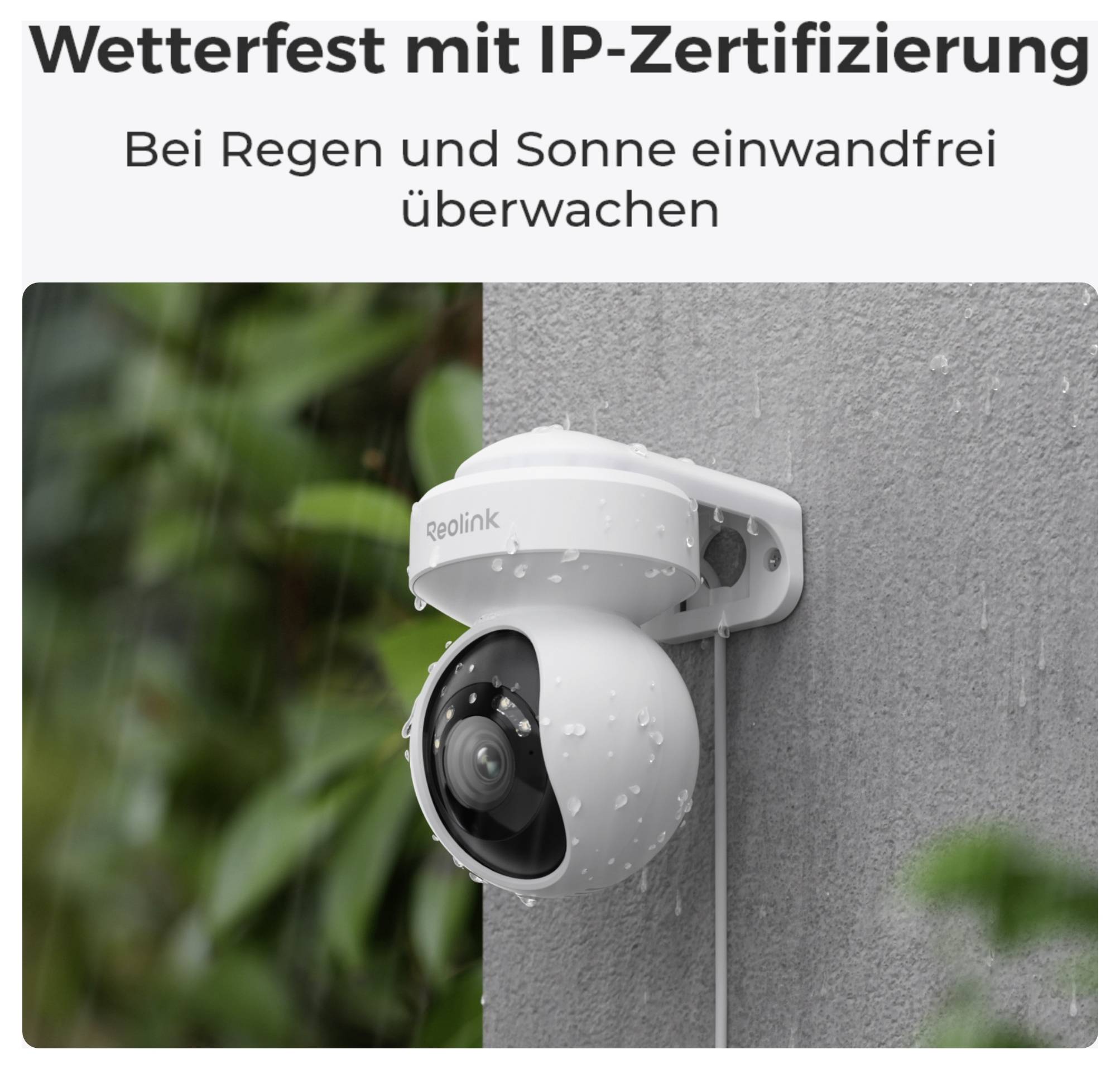 Eine weiße Sicherheitskamera, die an einer Außenwand montiert ist, mit Regentropfen, die auf sie fallen. Text lautet: 'Wetterfest mit IP-Zertifizierung'.