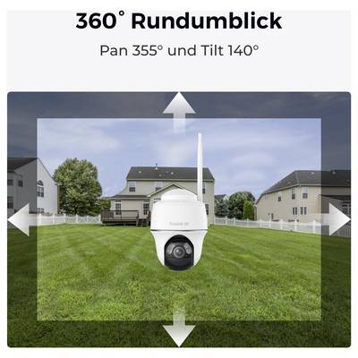 Eine intelligente Sicherheitskamera mit 360-Grad-Panoramaansicht, die in einem geräumigen Hinterhof aufgestellt ist und ihre Schwenk- und Neigefunktionen hervorhebt.