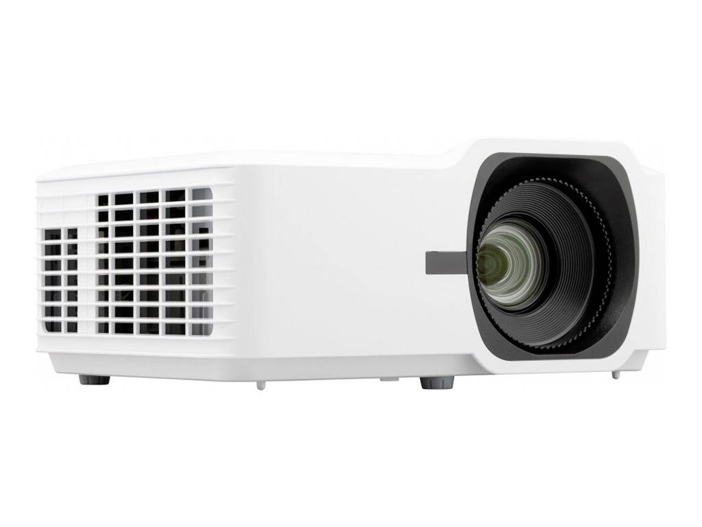 Ein weißer Projektor mit einem großen Objektiv auf der rechten Seite und Lüftungsschlitzen auf der linken Seite, liegt auf einer ebenen Fläche.