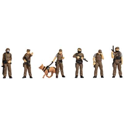 Sechs Miniaturfiguren von Soldaten, einer führt einen Hund an der Leine, alle in militärischer Ausrüstung und teils bewaffnet.