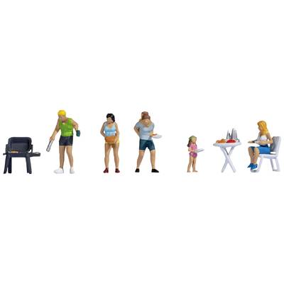 Miniaturfiguren einer Familie beim Grillen. Ein Mann grillt, eine Frau hält ein Tablett, ein Mann mit Teller, Kind und Frau am Tisch.