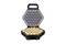 Waffeleisen mit sechseckiger Form, geöffnet, enthält frische, goldbraun gebackene Bubble-Waffel.