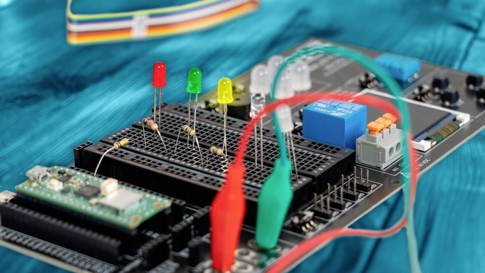 Eine elektronische Schaltung auf einer Platine mit LEDs, Drähten und Komponenten. Zeigt die Funktionsweise von Schaltungen und Verbindungen.