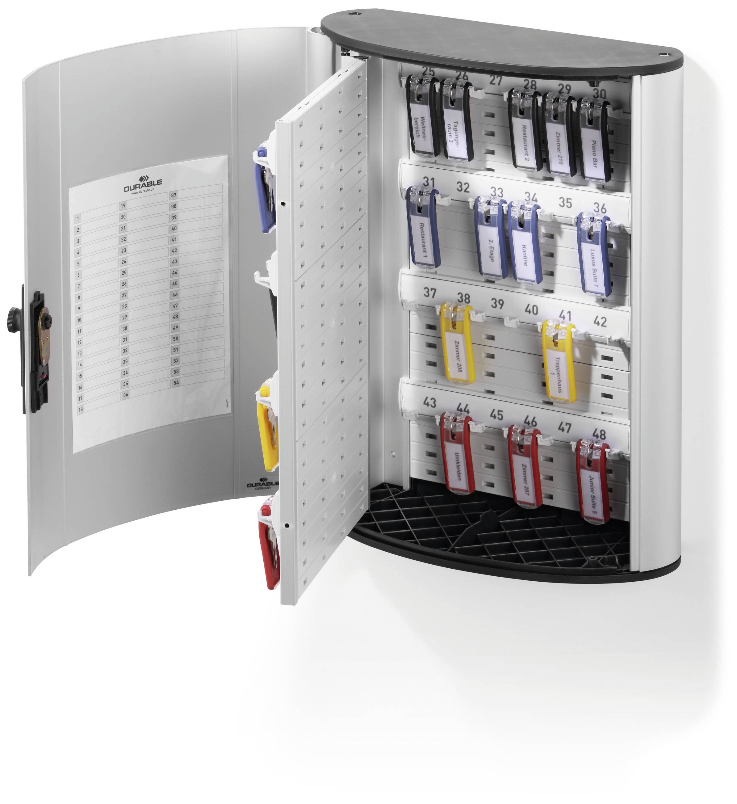 Geöffneter Schlüsselkasten mit nummerierten und farblich markierten Schlüsseln an Haken. Eine Tür zeigt eine gedruckte Liste.