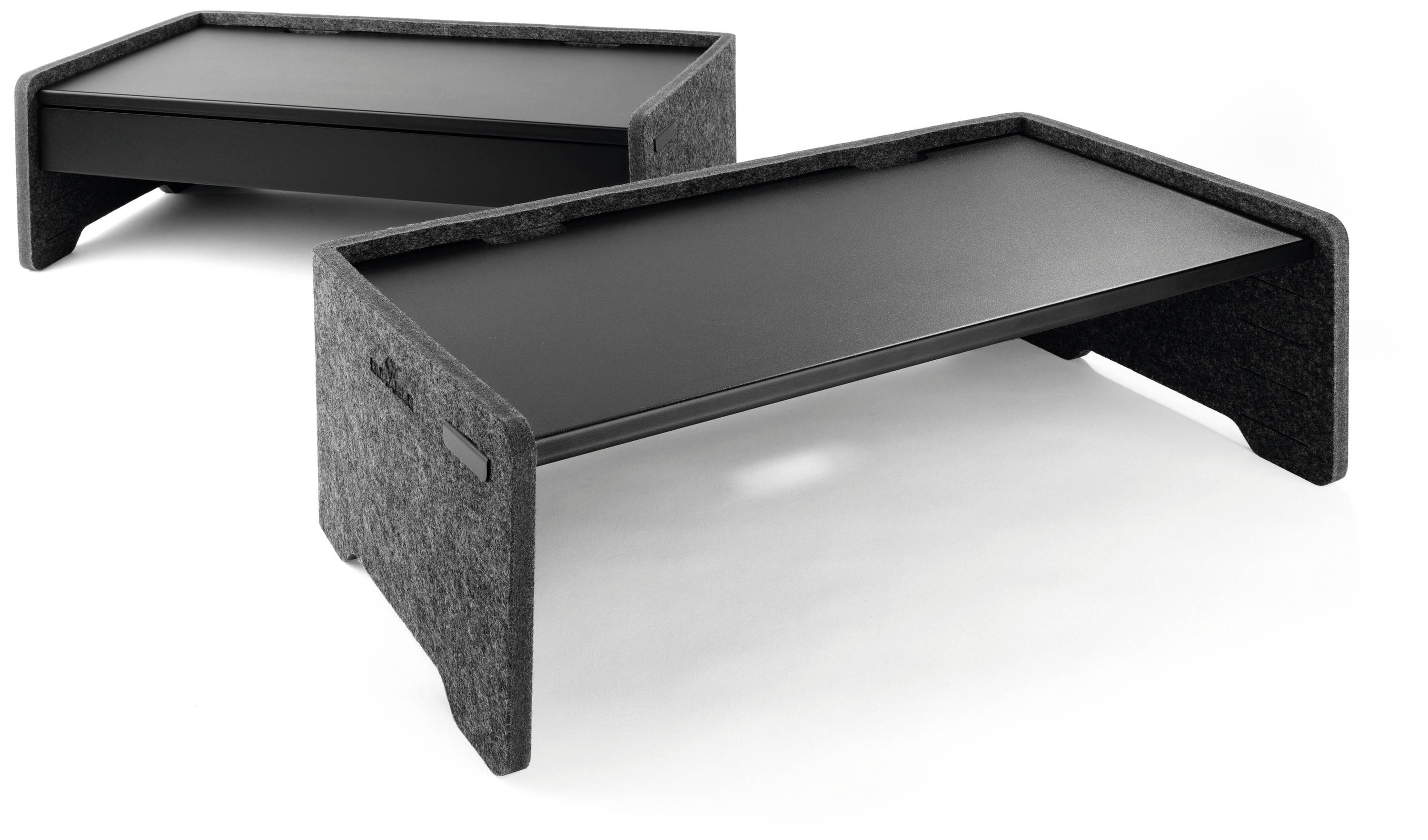 Zwei identische Laptopständer aus Filz und Metall auf weißem Hintergrund. Sie haben eine geneigte Oberfläche und bieten platzsparendes Design.